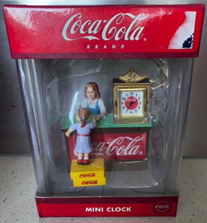 3153-1 € 17,50 coca cola mini klok dame en kind bij toonbank.jpeg
